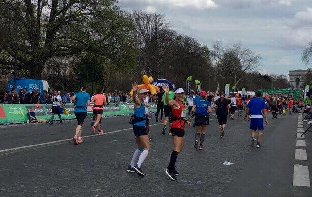 На фото: участники марафонского бега